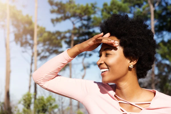 Hermosa mujer de pie al aire libre mirando hacia otro lado — Foto de Stock