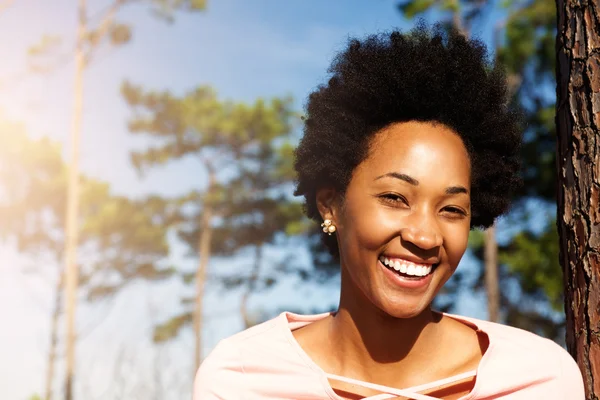 Jovem mulher africana feliz — Fotografia de Stock