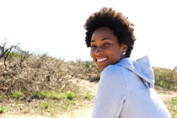 Aantrekkelijke jonge zwarte vrouw zitten buiten — Stockfoto