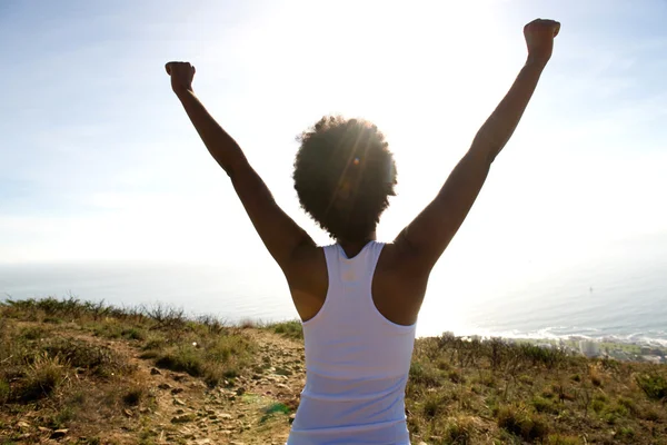 Jeune femme debout sur la falaise — Photo