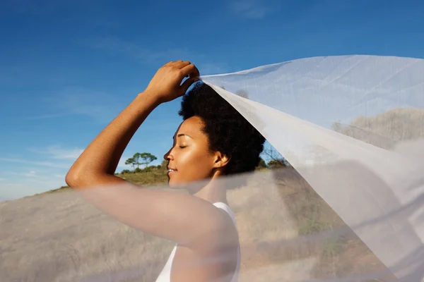 Şehvetli genç kadın bir eşarp havaya kaldırmış — Stok fotoğraf