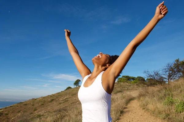 Mujer alegre al aire libre con los brazos abiertos —  Fotos de Stock