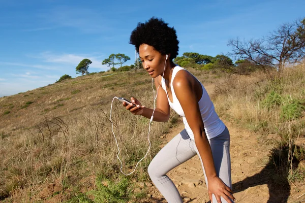 Fitness woman runner listening music — Stock Photo, Image