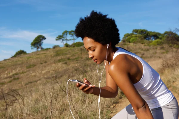 Fit mulher com telefone móvel — Fotografia de Stock