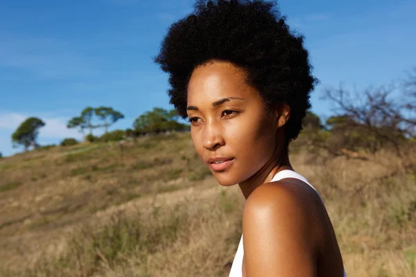 Jovem corredor feminino ao ar livre no campo — Fotografia de Stock