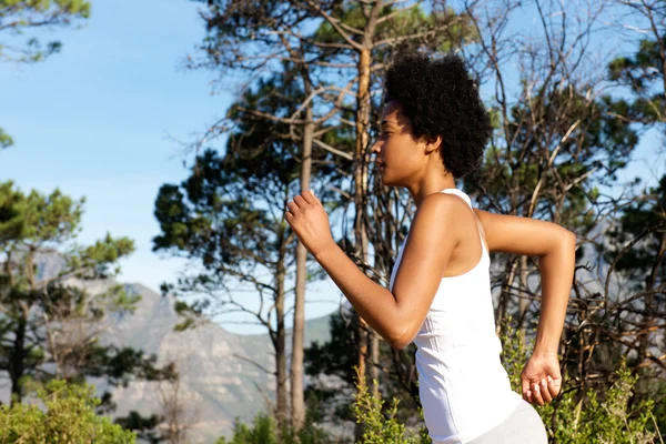 Mujer afroamericana corriendo al aire libre — Foto de Stock