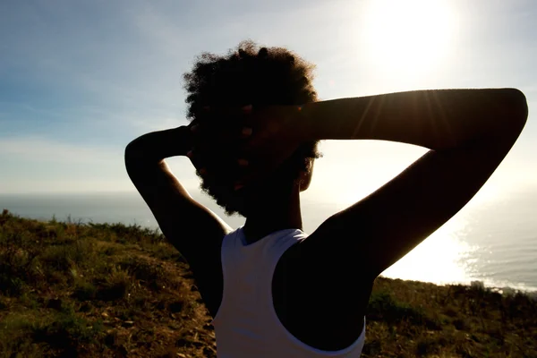 Giovane corridore femminile che riposa in campagna — Foto Stock