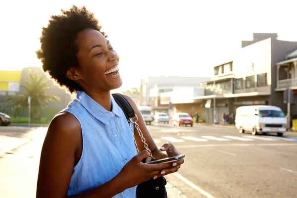 Glada ung kvinna med mobiltelefon — Stockfoto