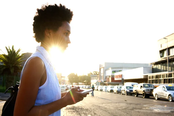 Afrikanerin mit Handy — Stockfoto