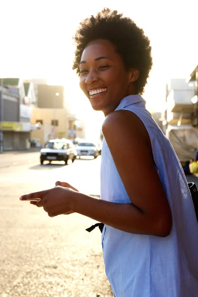 Veselá africká americká žena s mobilním telefonem — Stock fotografie