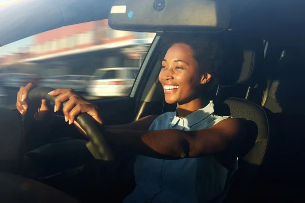 Jovem afro-americana dirigindo um carro — Fotografia de Stock