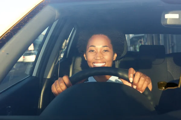 Giovane donna africana alla guida di una macchina — Foto Stock