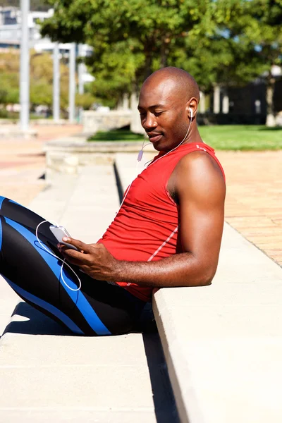 Africano americano fitness cara relaxante ao ar livre — Fotografia de Stock