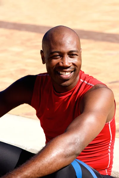 Relajado joven africano deportista — Foto de Stock