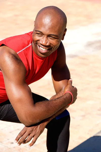 Relaxado jovem homem de esportes africanos — Fotografia de Stock