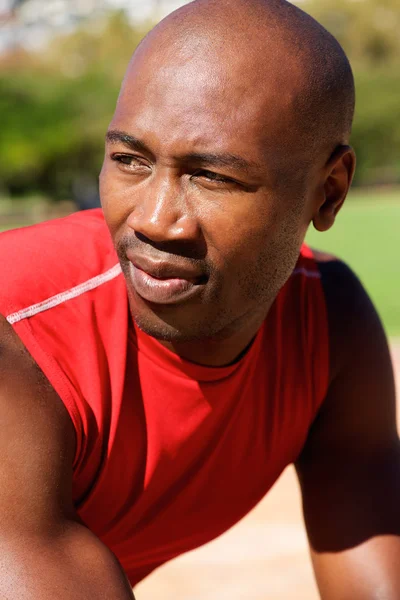 Vältränad ung afrikansk man tittar bort — Stockfoto