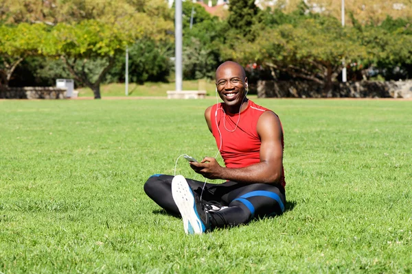 アフリカ系の若者のスポーツ トレーニングから休憩を取る男 — ストック写真
