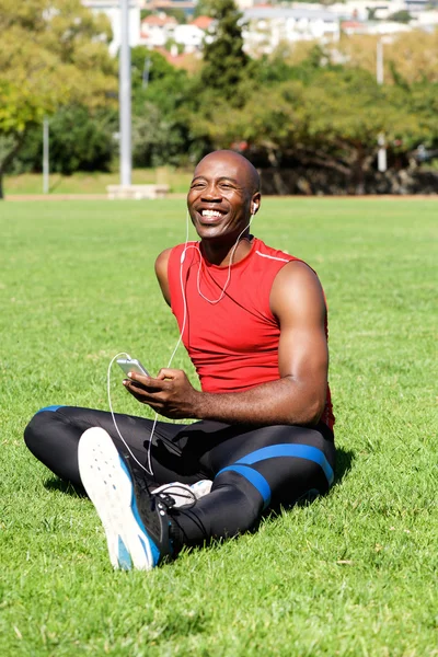 Fröhlicher junger männlicher Athlet entspannt sich im Park — Stockfoto