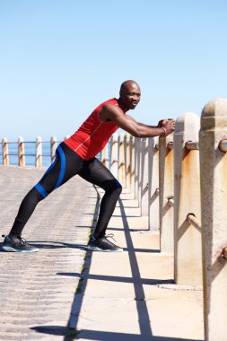 Germe egzersiz yapan Afrika erkek uygun 
