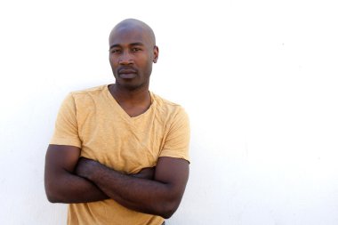 Kendine güvenen genç siyah adam