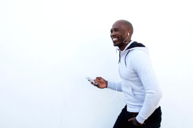 Genç siyah adam müzik dinleme