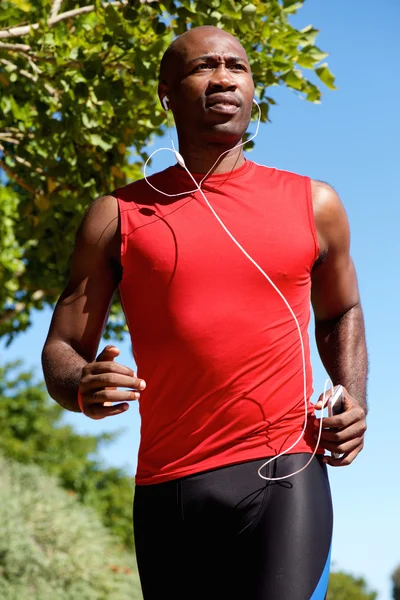 Fit jeune homme courir dehors — Photo