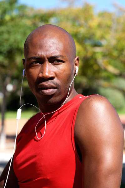 Aptitud segura hombre africano con auriculares —  Fotos de Stock