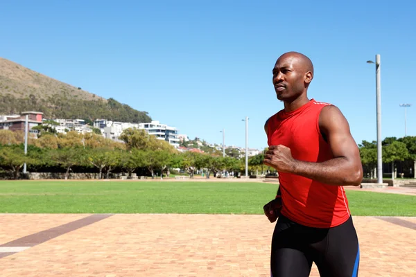 Çalışan genç Afrikalı sporcu — Stok fotoğraf