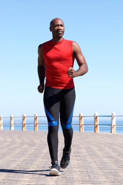Уверенный в себе африканский человек бежит — стоковое фото