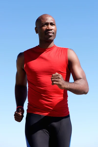 Hombre seguro de los deportes africanos corriendo al aire libre — Foto de Stock
