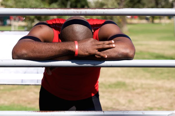 Deportista africano descansando en barras de pared —  Fotos de Stock