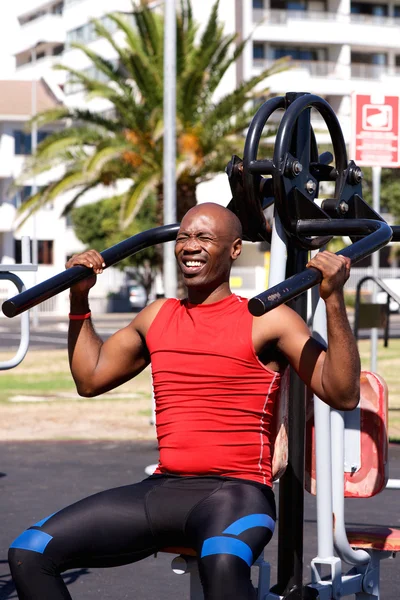 Африканский спортсмен занимается спортом с оборудованием — стоковое фото