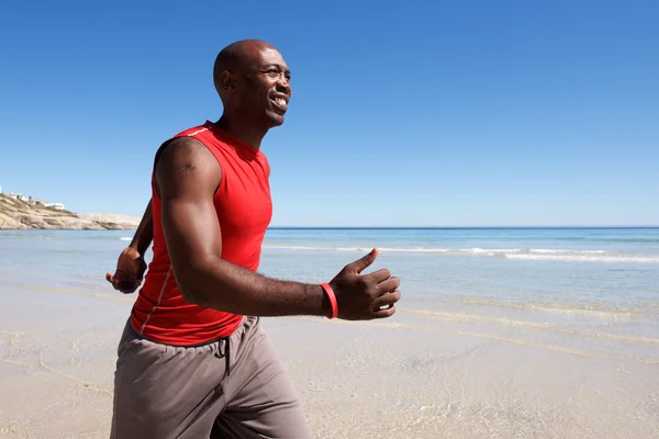 Feliz joven negro corriendo — Foto de Stock