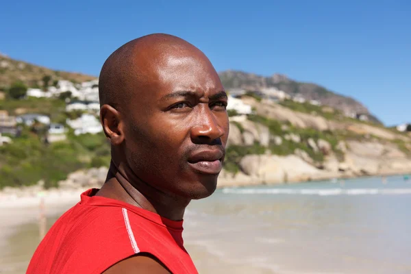 S'adapter jeune homme debout sur la plage — Photo