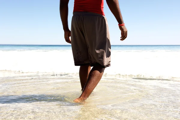 Hombre caminando hacia el agua del mar —  Fotos de Stock