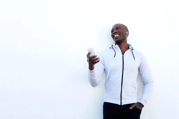 Souriant jeune homme africain avec téléphone portable — Photo