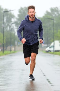 Sokak ortasında kaygısız büyük koşucu