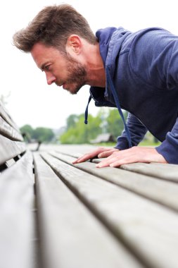 Çekici erkek pushup bankta yapıyor