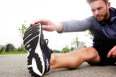 Streç yapmak dışında oturma runner sokakta