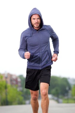 Sokakta kararlı orta yaş atlet