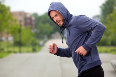 Kendine güvenen orta yaş Çalıştırıcısı Sokağı'nda