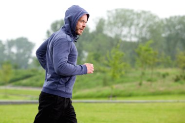 Park koşan atletik orta yaş adam