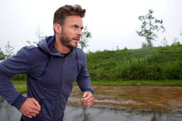 Yağmurda dışarıda kararlı büyük koşucu — Stok fotoğraf