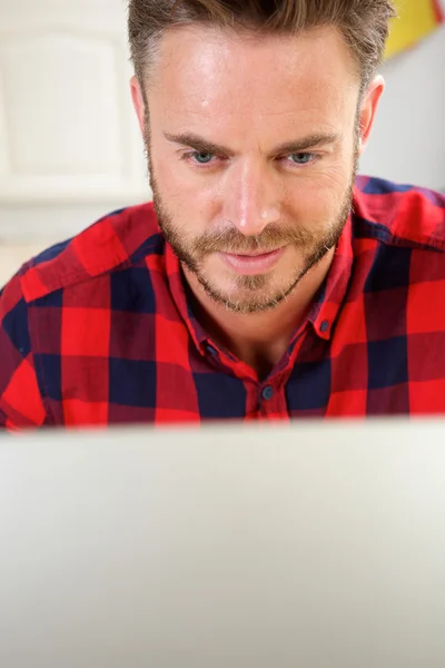 Uomo che lavora dietro lo schermo del computer — Foto Stock