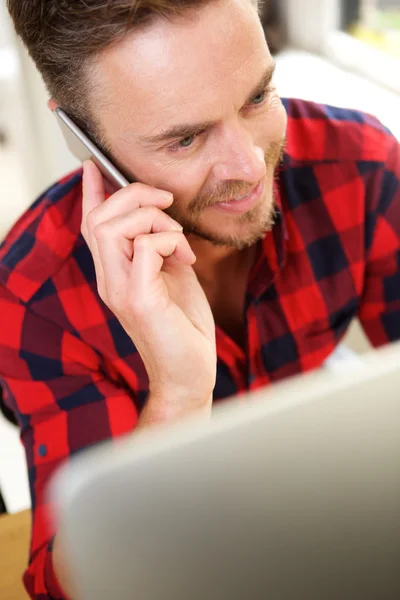 Ler man talar i mobiltelefon inomhus — Stockfoto