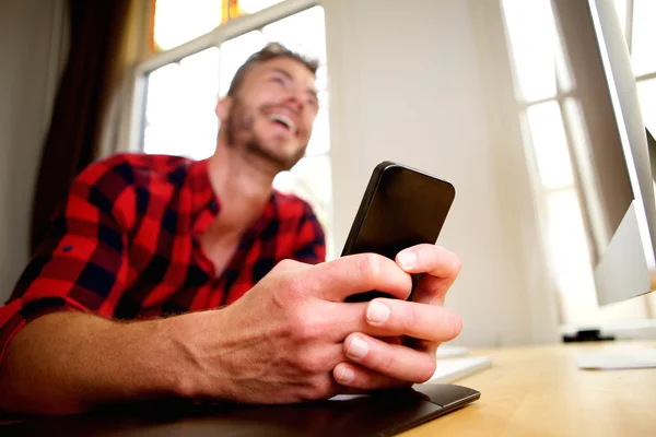 幸せの中年男性が携帯電話を保持しています。 — ストック写真