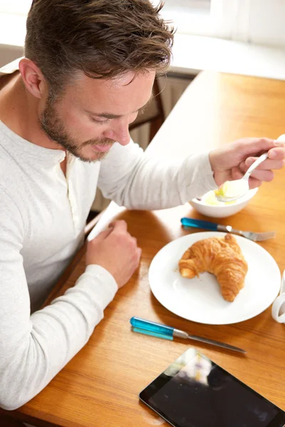 Hombre guapo desayunando — Foto de Stock