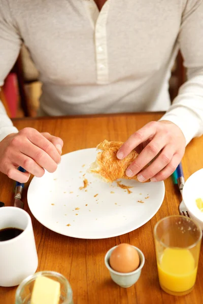 Hombre comiendo desayuno saludable en la mesa —  Fotos de Stock