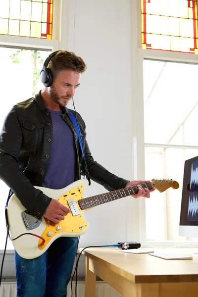 Músico masculino tocando la guitarra eléctrica — Foto de Stock