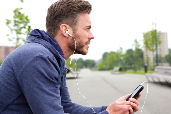 Macho ativo de meia idade ouvindo música — Fotografia de Stock